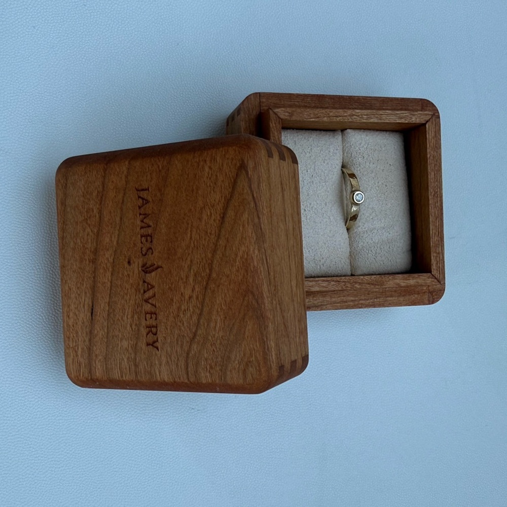 James Avery Petite Hammered White Sapphire Gemstone Ring in Wooden Box